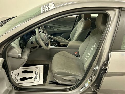 Used 2023 Hyundai Elantra SEL w/ Convenience Package image 9