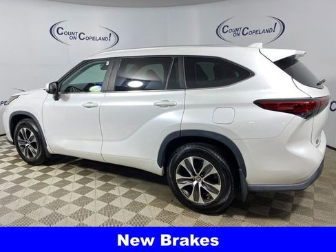 Used 2023 Toyota Highlander XLE AWD/4WD image 3