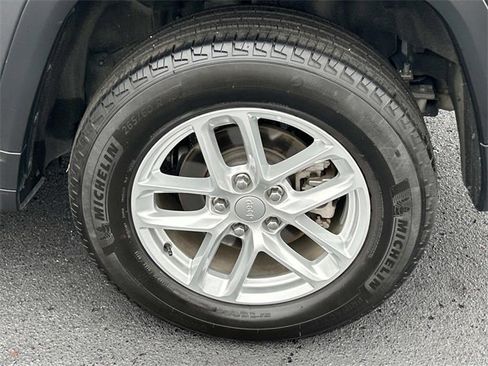 Used 2024 Jeep Grand Cherokee Laredo X image 13