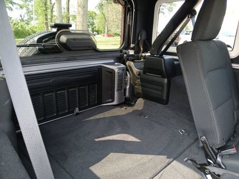 Used 2018 Jeep Wrangler Unlimited Sahara AWD/4WD image 45