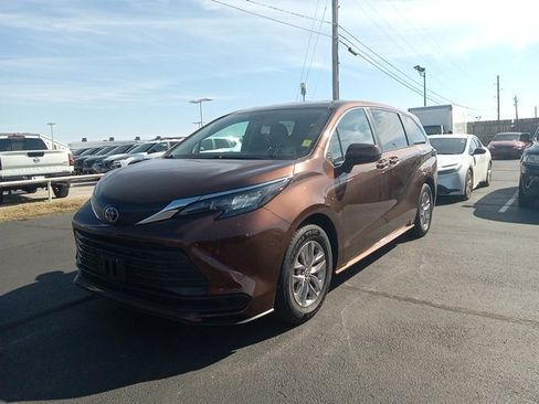 Used 2024 Toyota Sienna LE image 3