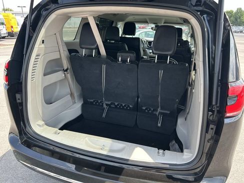 Used 2023 Chrysler Pacifica Touring-L FWD image 16