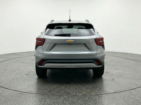 Used 2025 Chevrolet Trax LT FWD image 7
