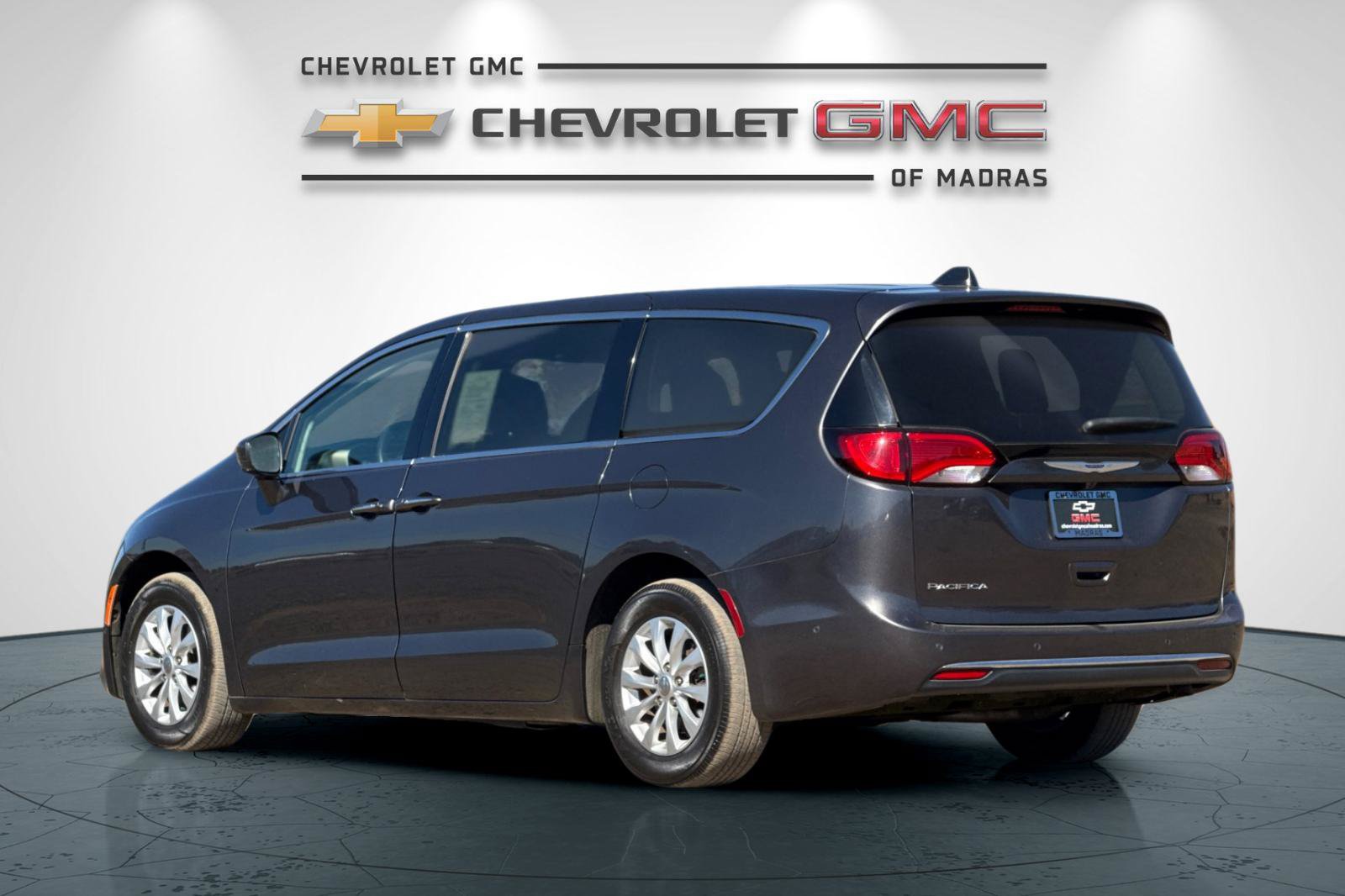 Used 2019 Chrysler Pacifica Touring Plus w/ Advanced Safetytec Group FWD image 5