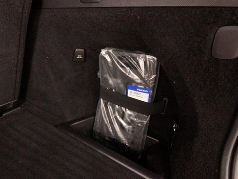 Certified 2022 Volvo XC90 T6 Momentum w/ Protection Package image 11