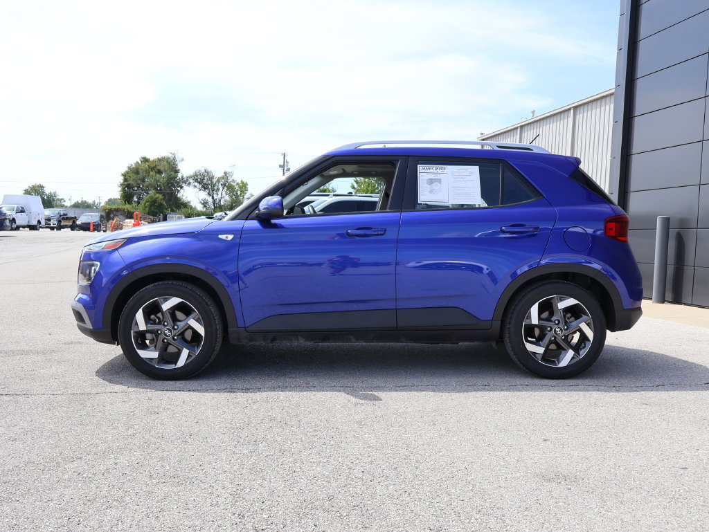 Used 2025 Hyundai Venue SEL FWD image 2