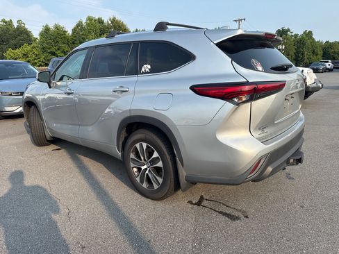 Used 2021 Toyota Highlander XLE AWD/4WD image 7