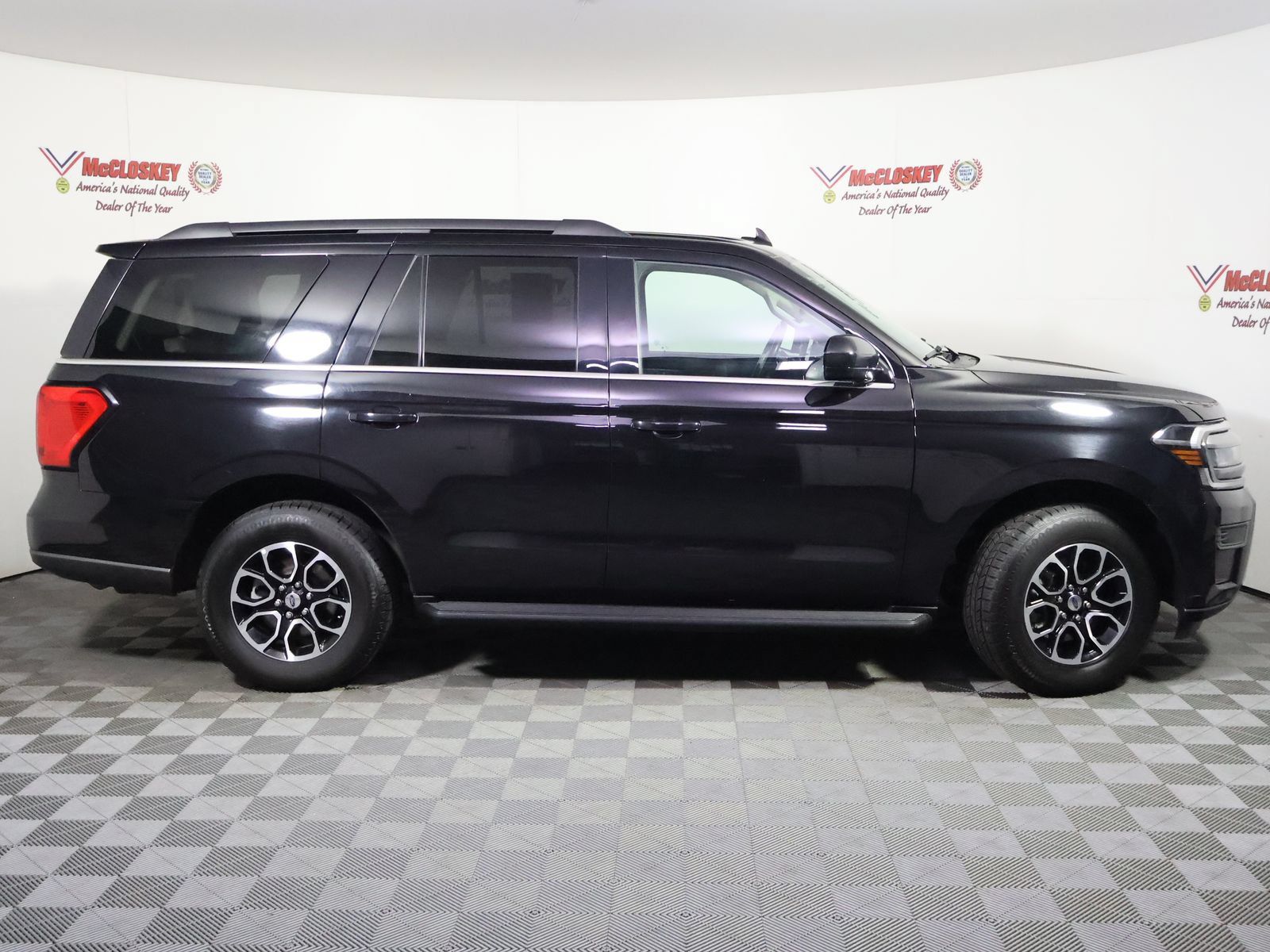 Used 2024 Ford Expedition XLT AWD/4WD image 3