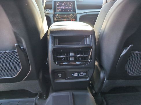Used 2025 Jeep Grand Cherokee Altitude RWD image 36