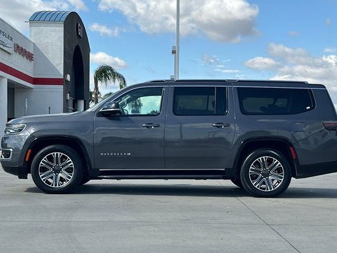 Used 2024 Jeep Wagoneer L Series II w/ Flexible Seating Group AWD/4WD image 3