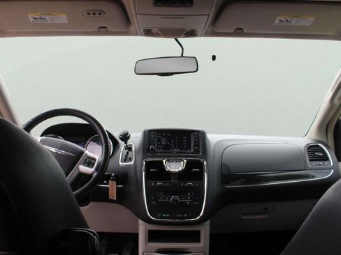Used 2014 Chrysler Town & Country Touring FWD image 9