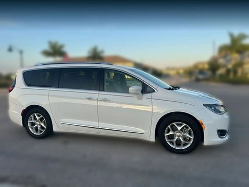 Used 2018 Chrysler Pacifica Touring-L Plus w/ Tire & Wheel Group image 4