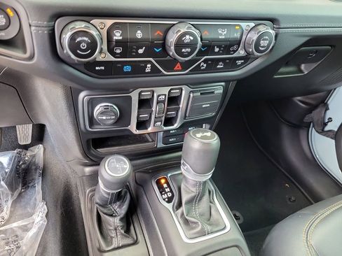 Used 2024 Jeep Wrangler Unlimited Sahara w/ Technology Group AWD/4WD image 20