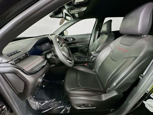 Certified 2025 Jeep Compass Trailhawk w/ Trailhawk Elite Group image 32