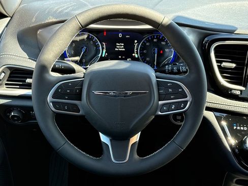 New 2026 Chrysler Pacifica Select FWD image 13