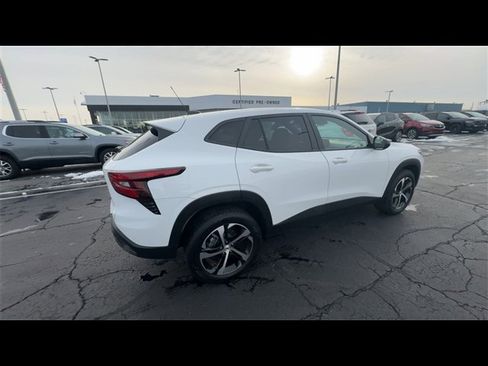 Used 2024 Chevrolet Trax RS w/ Driver Confidence Package image 9