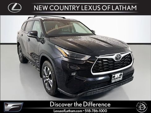 Used 2024 Toyota Highlander XLE AWD/4WD image 1