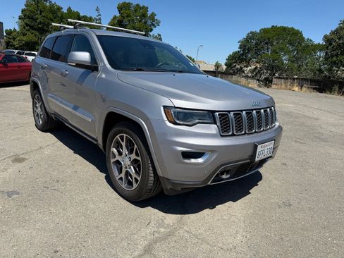 Used 2018 Jeep Grand Cherokee Limited AWD/4WD image 7