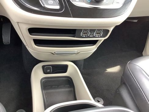 Used 2023 Chrysler Pacifica Touring-L image 34