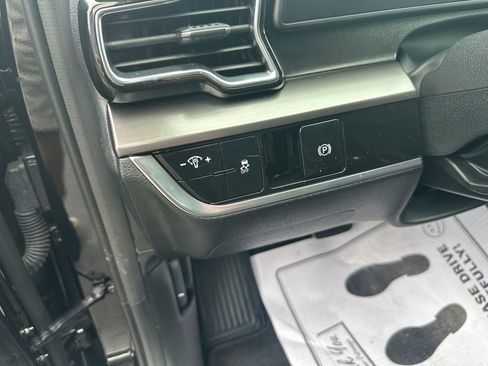 Used 2025 Kia Sportage EX FWD image 15