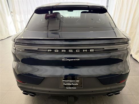 Certified 2025 Porsche Cayenne Coupe image 8