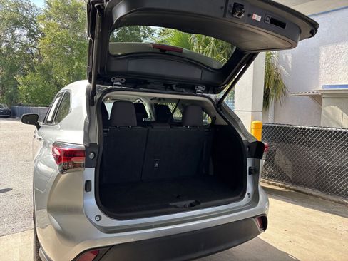 Used 2025 Toyota Highlander LE FWD image 33