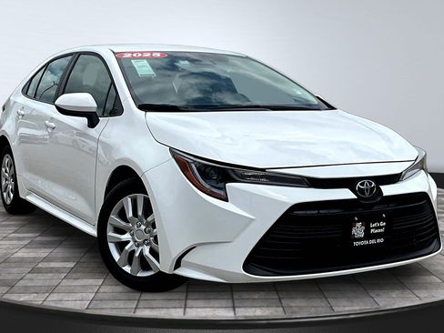 Used 2025 Toyota Corolla LE FWD image 4