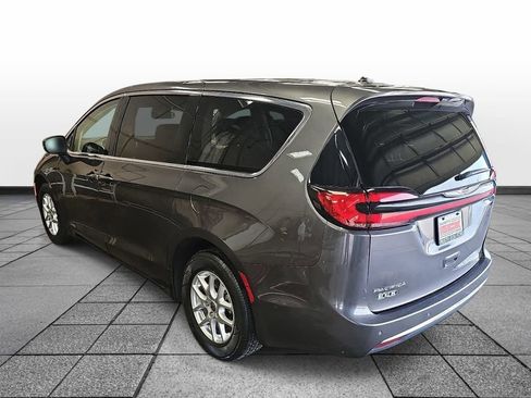 Used 2023 Chrysler Pacifica Touring-L FWD image 7