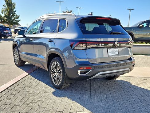 New 2026 Volkswagen Taos SE image 2