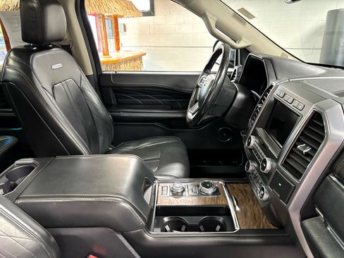 Used 2019 Ford Expedition Platinum image 16