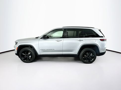 Used 2024 Jeep Grand Cherokee Altitude AWD/4WD image 4