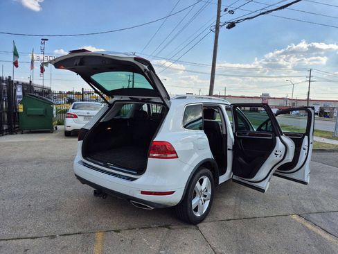 Used 2014 Volkswagen Touareg TDI image 10