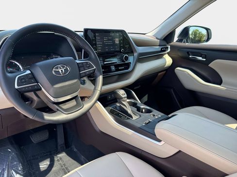 Used 2022 Toyota Highlander XLE FWD image 16
