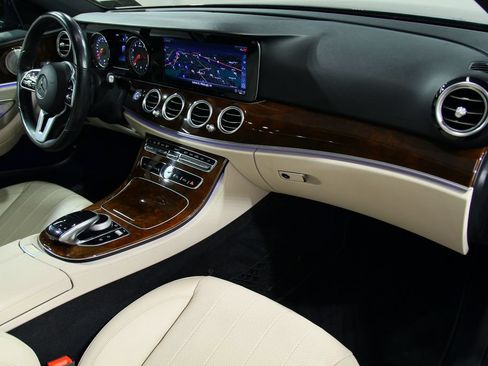 Certified 2019 Mercedes-Benz E 300 4MATIC image 20