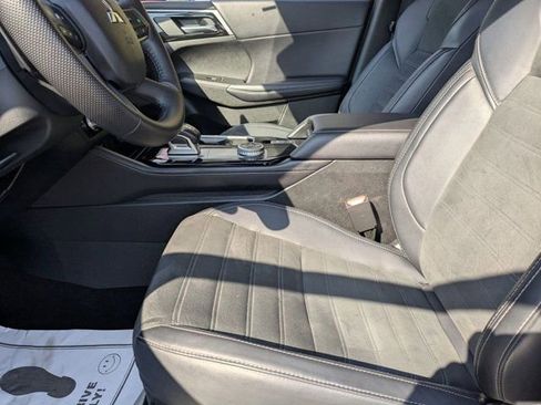 Used 2025 Mitsubishi Outlander SE AWD/4WD image 19