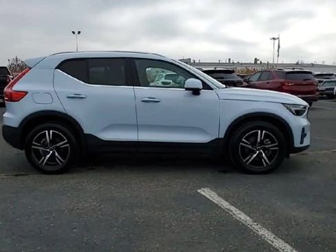 Used 2025 Volvo XC40 B5 Core image 9