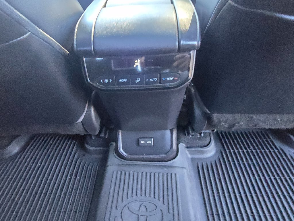 Used 2022 Toyota Highlander XLE AWD/4WD image 14