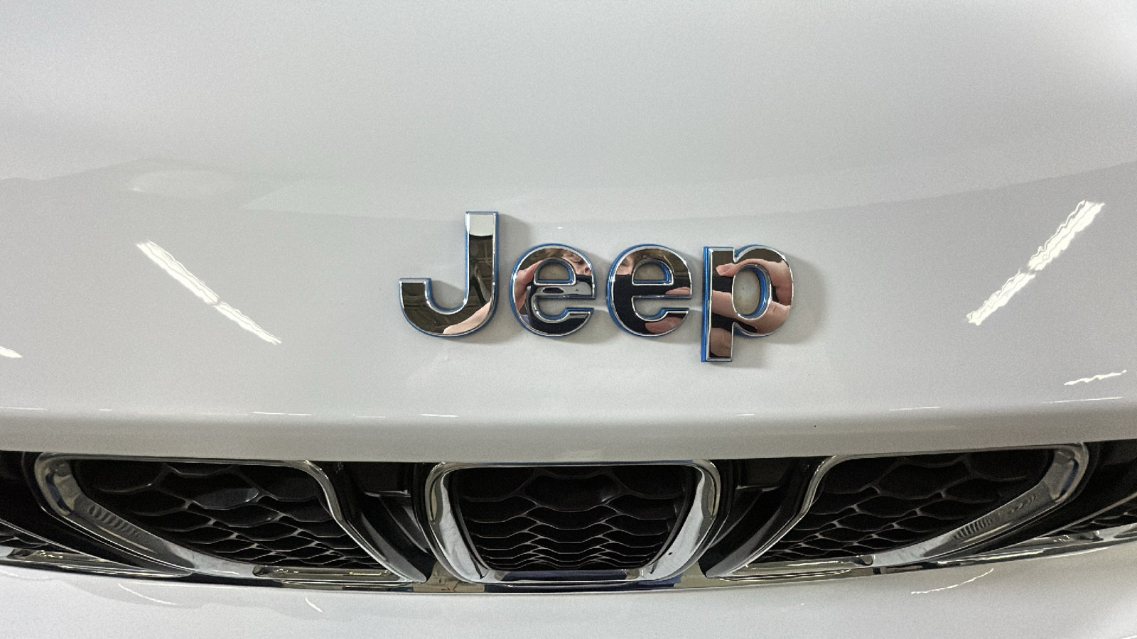 Used 2023 Jeep Grand Cherokee Overland w/ Luxury Tech Group IV AWD/4WD image 9