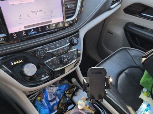 Used 2022 Chrysler Pacifica Limited w/ Uconnect Theater Family Group image 3