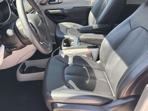 Used 2024 Chrysler Pacifica Touring-L FWD image 22