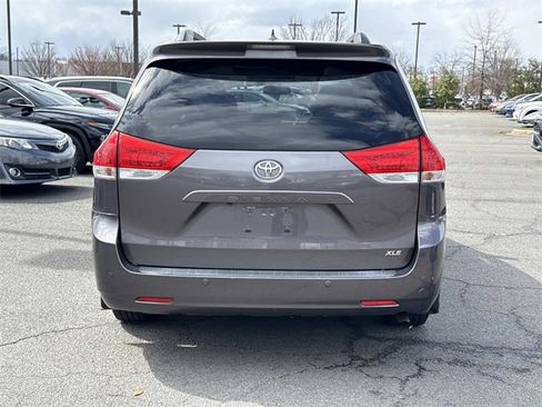Used 2011 Toyota Sienna XLE w/ Premium Pkg image 3