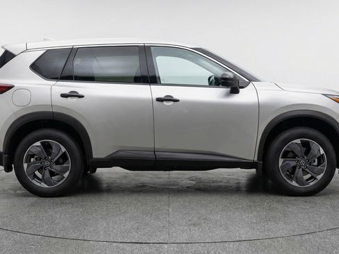 Used 2025 Nissan Rogue SV image 11