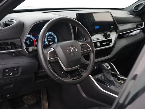 Used 2025 Toyota Highlander XSE AWD/4WD image 24