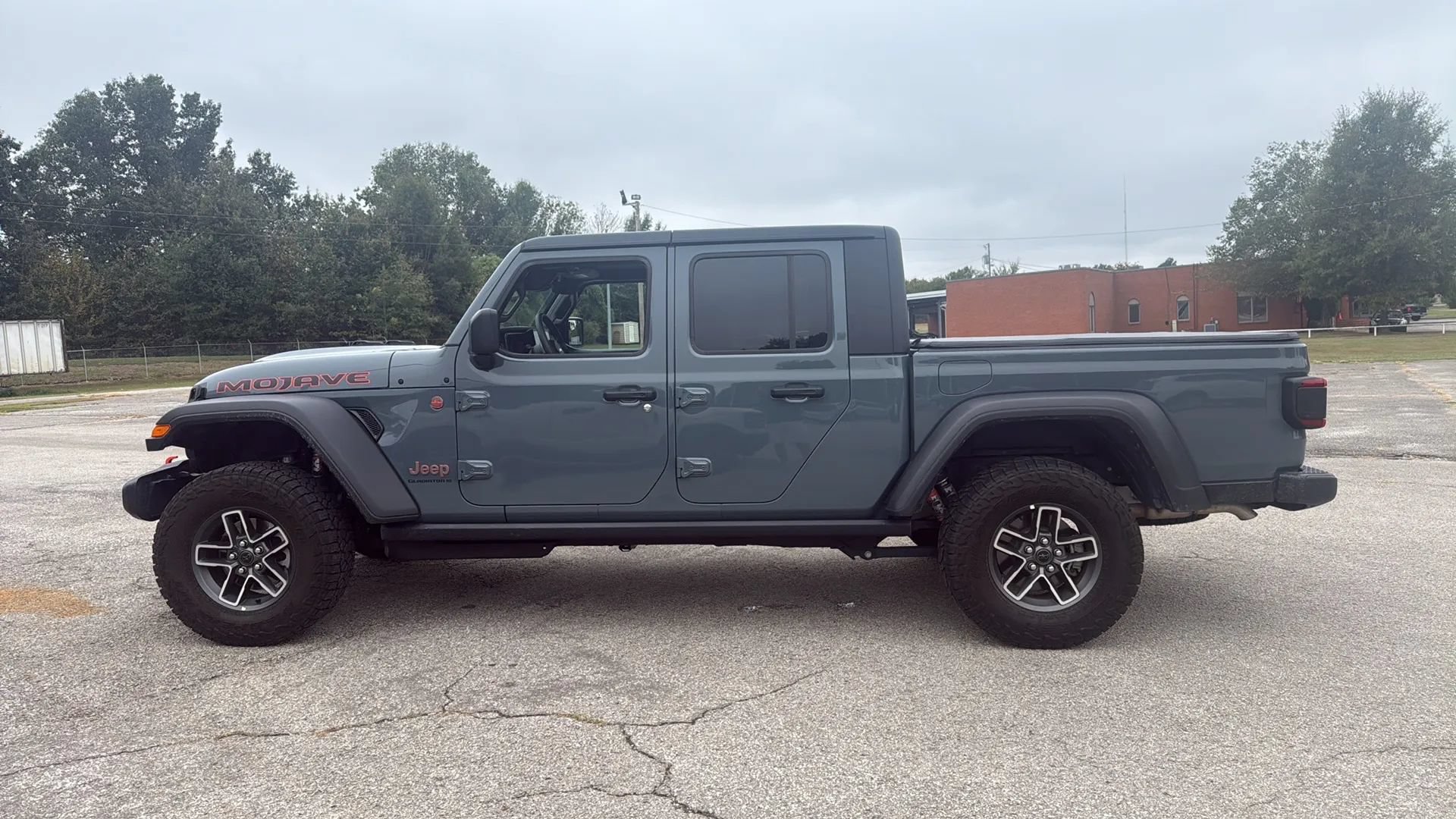 Used 2026 Jeep Gladiator Mojave AWD/4WD image 2