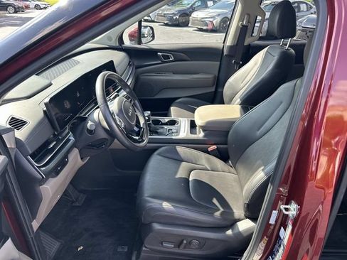 Used 2025 Kia Carnival FWD image 21