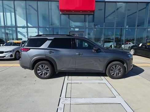 Used 2024 Nissan Pathfinder SV image 4