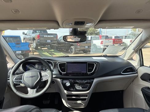 Used 2024 Chrysler Pacifica Touring-L image 39