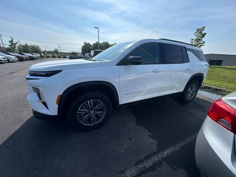 Used 2025 Chevrolet Traverse LT FWD image 6
