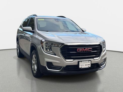 Used 2022 GMC Terrain SLE w/ Driver Convenience Package image 3