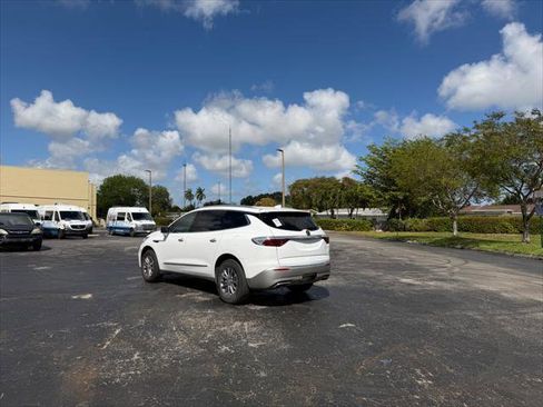 Used 2023 Buick Enclave Essence image 4